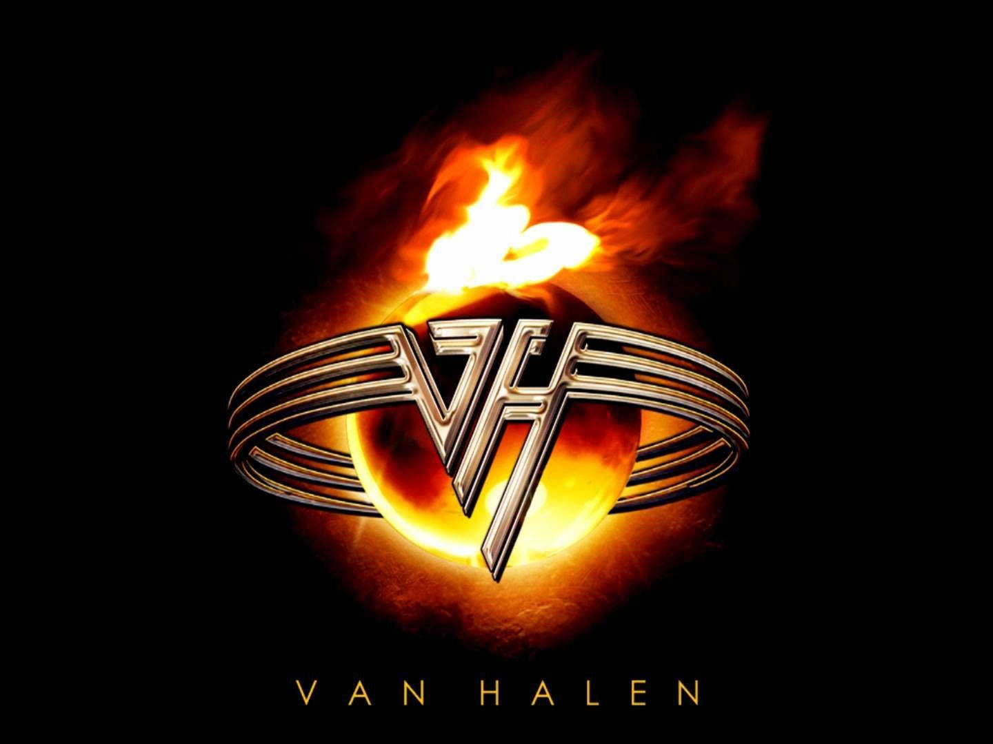 Eddie 桌布 壁紙 — Van Halen 標誌被熊熊火焰包圍，背景為黑色，帶有發光的橙色和黃色色調。