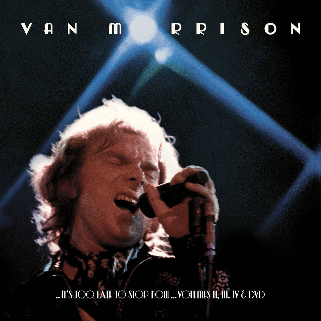 iconic 桌布 壁紙 — Van Morrison 在戲劇性的藍色舞台燈光下，帶著強烈的面部表情，熱情地對著麥克風唱歌。