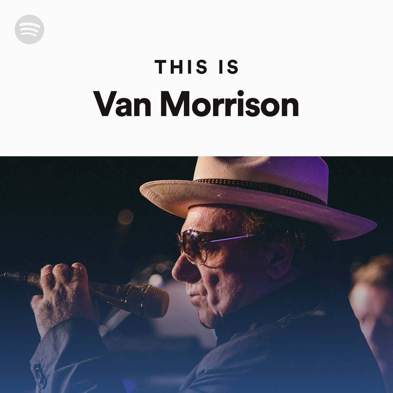 音樂 桌布 壁紙 — Van Morrison 在舞台上表演，戴著軟呢帽和太陽眼鏡，在戲劇性的藍色和紫色燈光下握著麥克風。