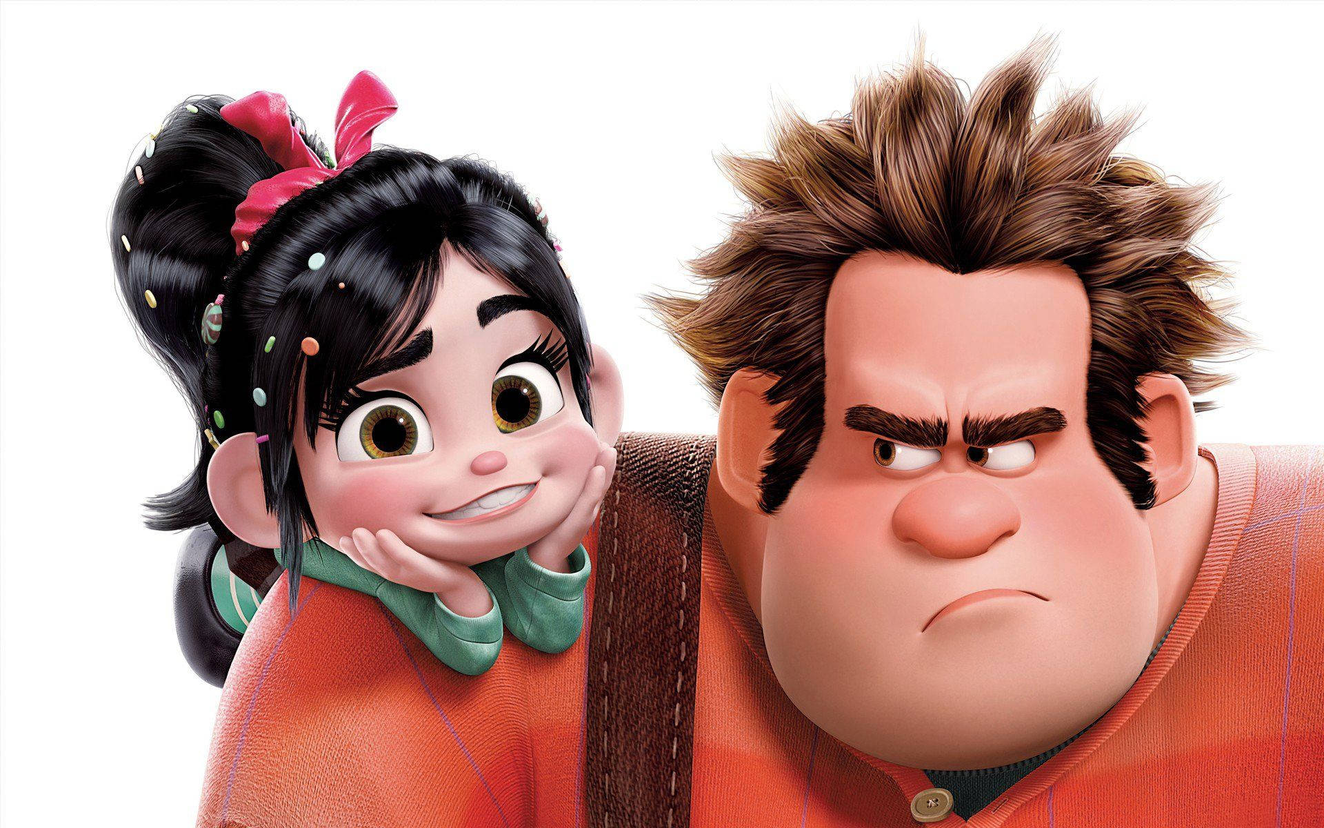 ralph 桌布 壁紙 — Vanellope von Schweetz 在白色背景前，在穿著亮橙色襯衫的暴躁 Ralph 旁邊燦爛地笑。