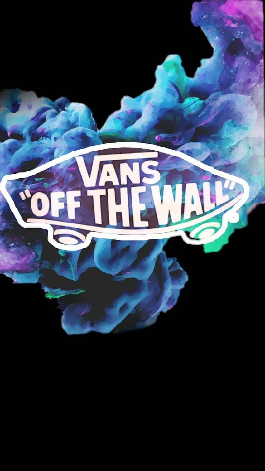 桌布 壁紙 — Vans Off The Wall 標誌漂浮在黑色背景上旋轉的宇宙藍色、紫色和藍綠色星雲中。