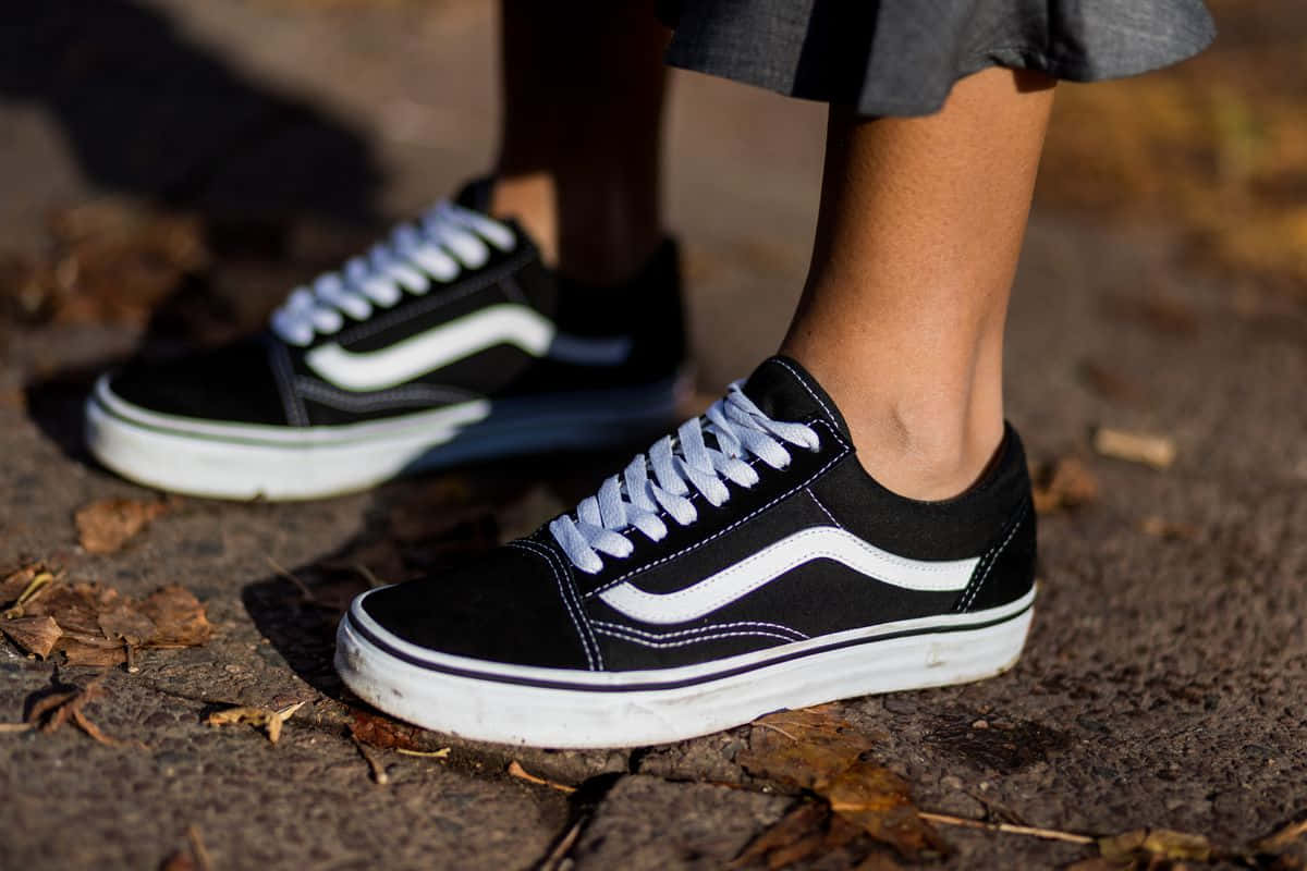 Vans Old Skool - 女性穿著黑白經典運動鞋 壁紙