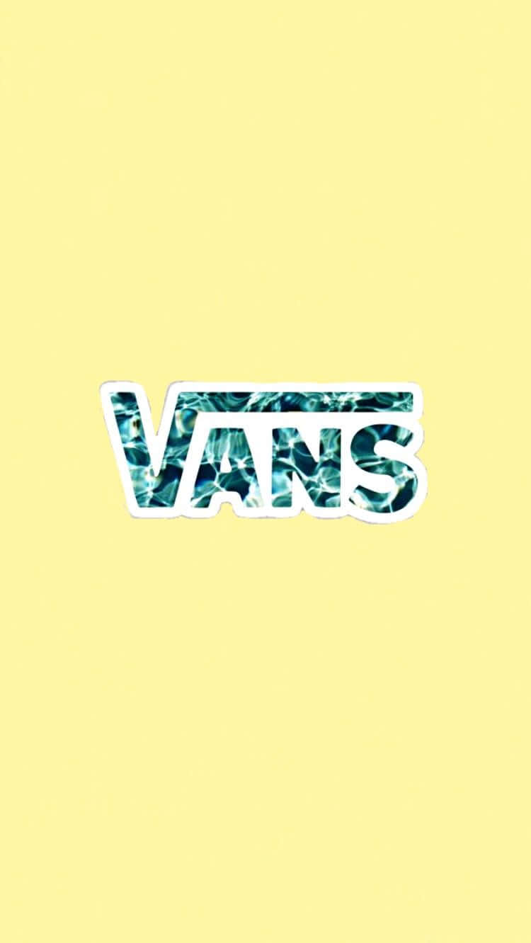 桌布 壁紙 — Vans 標誌以漣漪水紋質感填充，置於淡黃色背景中央。