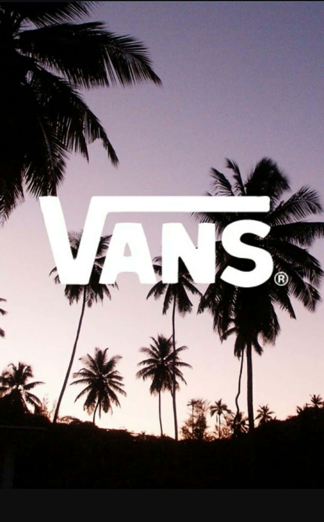 桌布 壁紙 — Vans 標誌以粗體白色文字疊加在棕櫚樹剪影上，背景是柔和的紫色和粉紅色黃昏天空。
