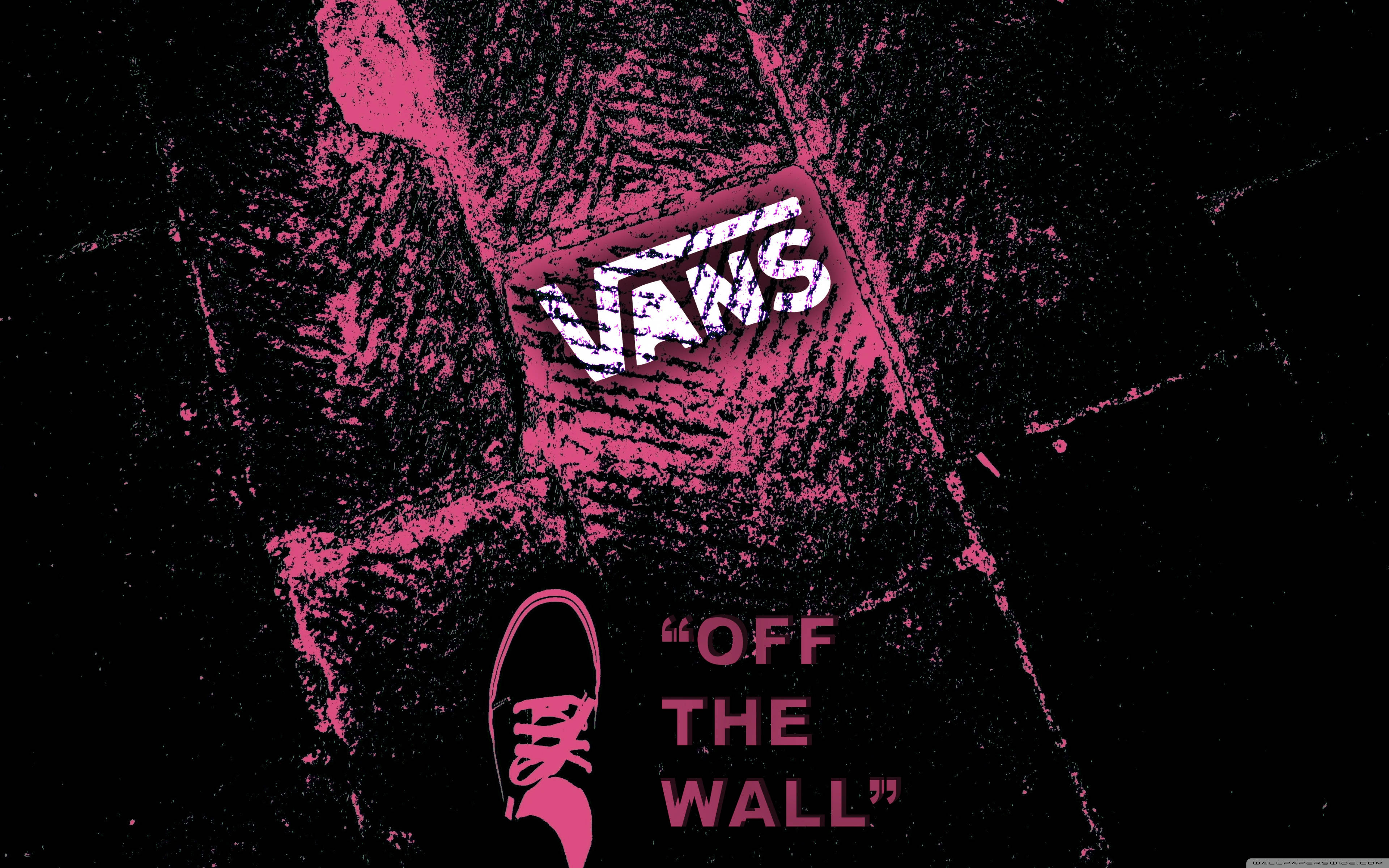 Vans 桌布 壁紙 — Vans 標誌和運動鞋圖標以大膽的粉紅色塗鴉風格呈現在黑色紋理背景上。