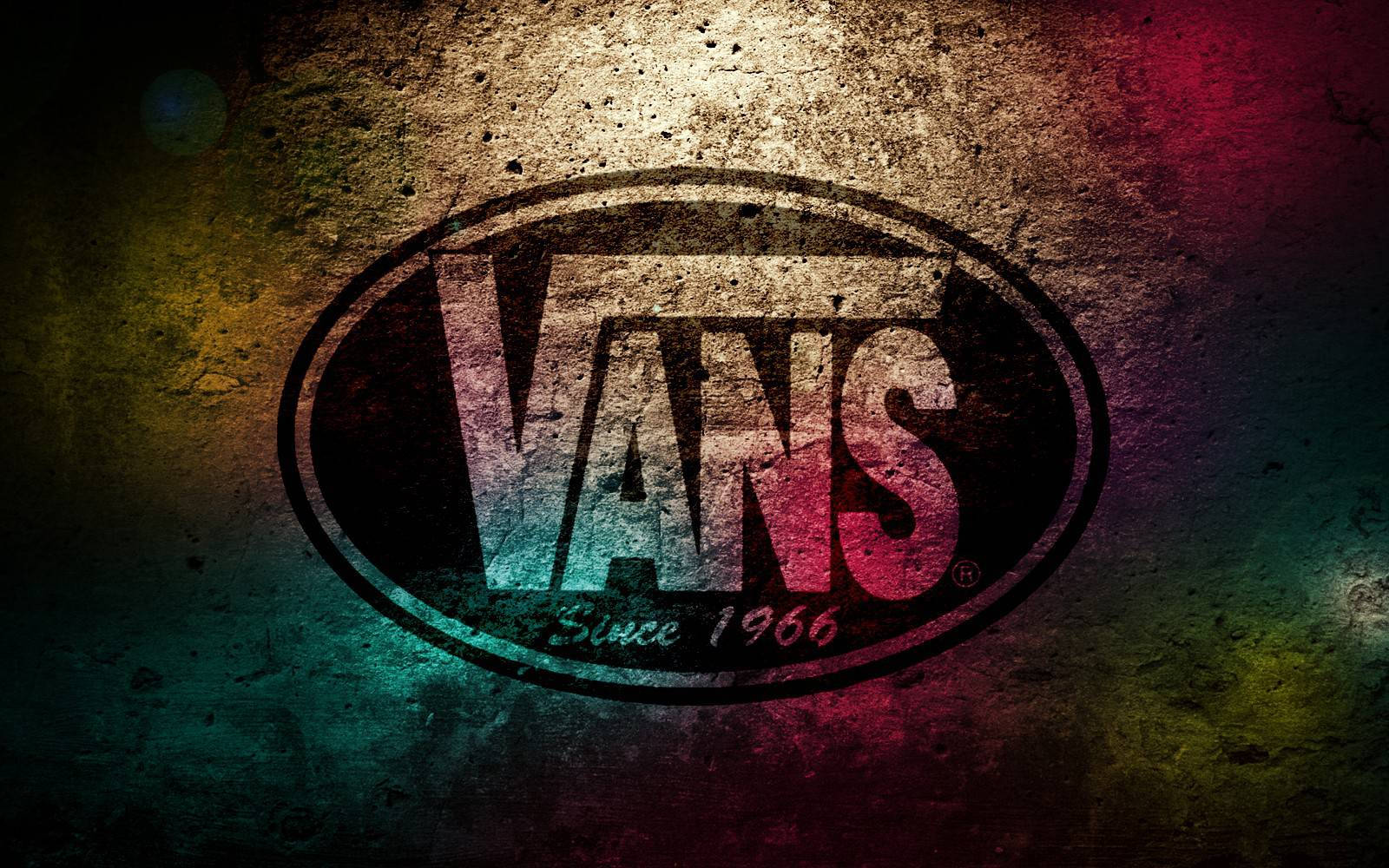 Vans 桌布 壁紙 — Vans 標誌在磨損的橢圓形中，帶有彩虹漸變光芒，背景為粗糙紋理牆壁。