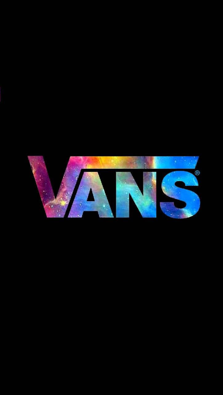 Brand 桌布 壁紙 — Vans 標誌在純黑背景上散發出充滿活力的宇宙星雲光芒。