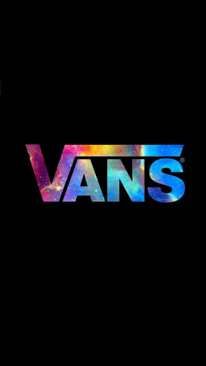 桌布 壁紙 — Vans 標誌在純黑背景上散發宇宙星雲色彩的光芒。