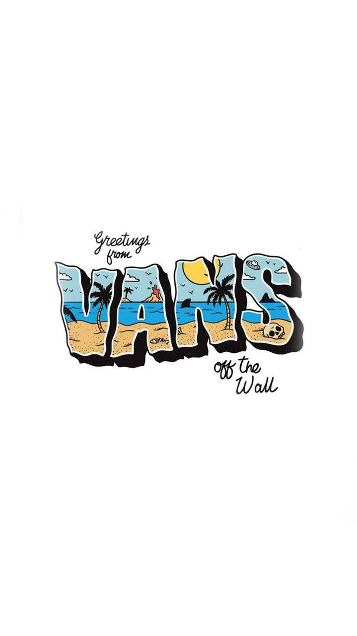 Vans 桌布 壁紙 — Vans 標誌字母內充滿海灘場景、棕櫚樹、太陽和衝浪板，背景為白色。