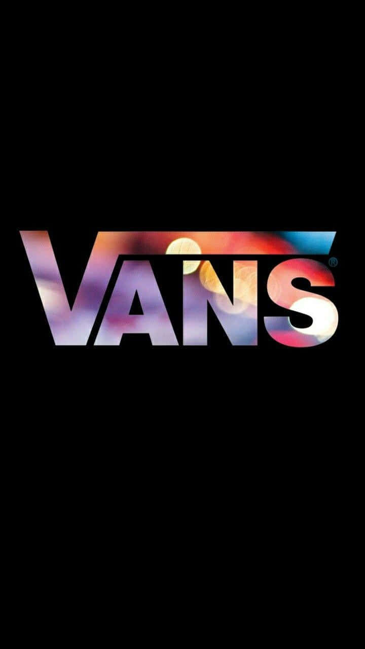 桌布 壁紙 — Vans 標誌採用鮮豔漸層色彩，置於純黑背景上。