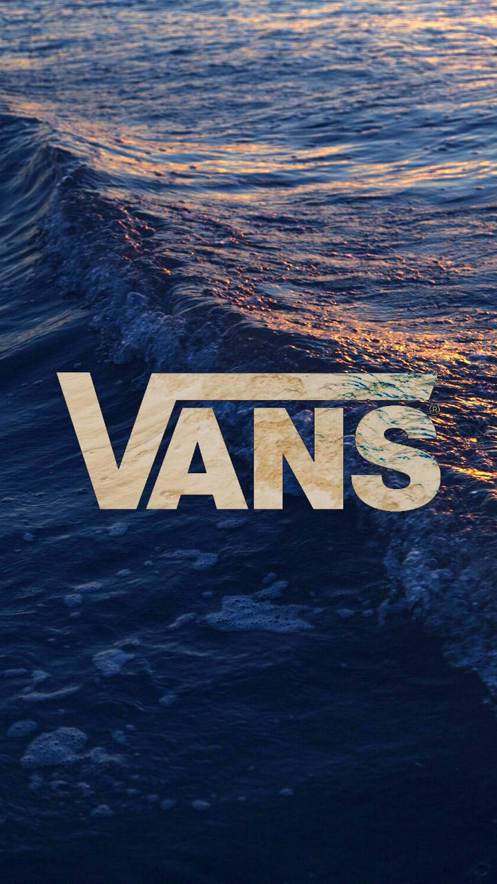 Vans 桌布 壁紙 — Vans 標誌漂浮在紋理海洋波浪上，在黃金時刻溫暖的光線反射在深藍色水面上。