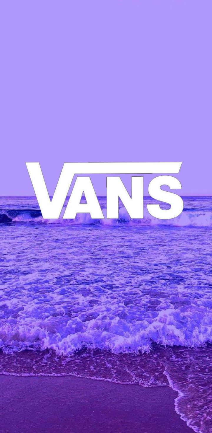 Vans 桌布 壁紙 — Vans 標誌漂浮在紫色海洋上，有破碎的波浪和沙灘。