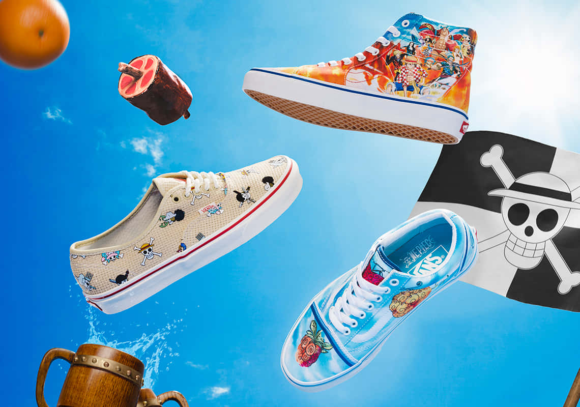 Vans 桌布 壁紙 — Vans 運動鞋帶有 One Piece 動漫設計，在明亮的藍天下漂浮，配有水果和海盜旗。