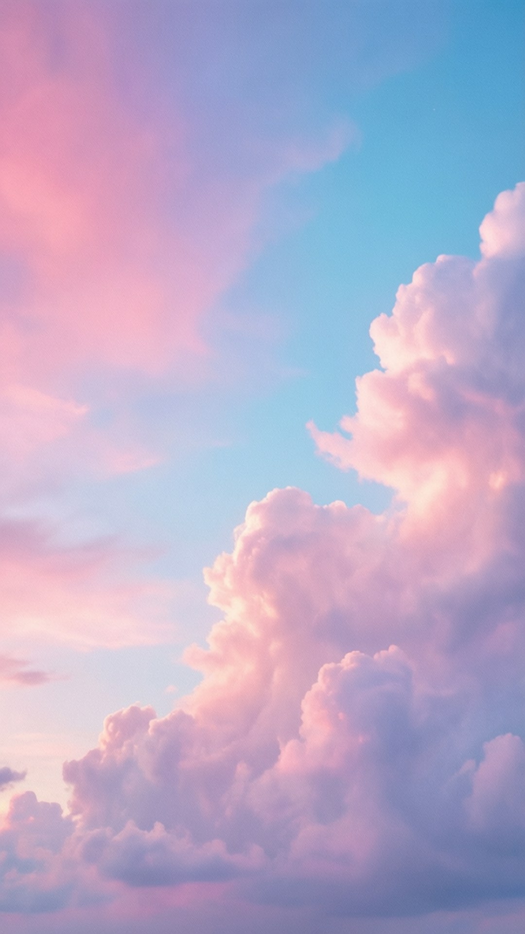 Dreamy Cloud Gradient 壁紙 — 廣闊的天空塗上柔和的粉紅色和藍色調，蓬鬆的雲彩在日落時閃耀。