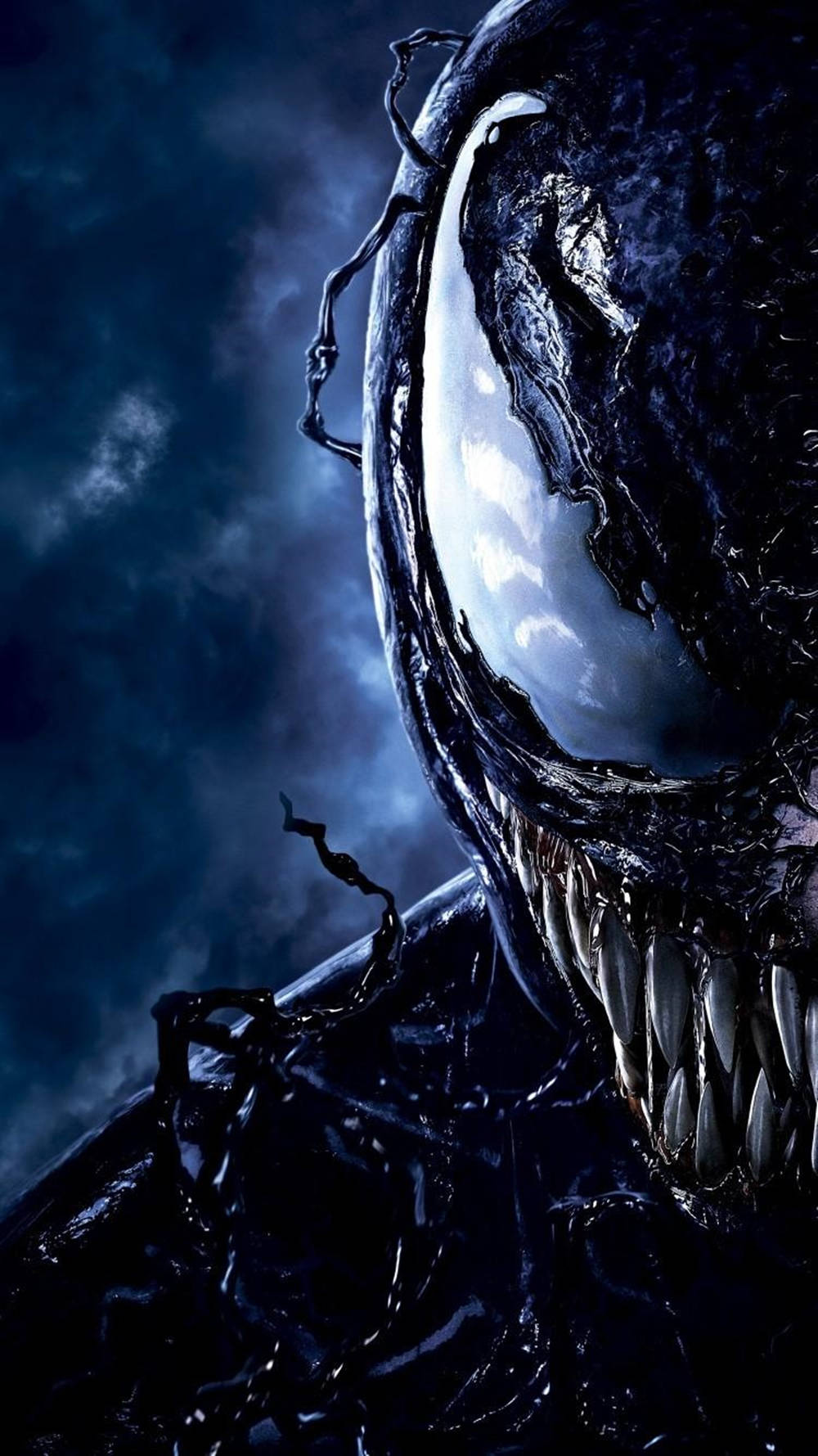 猛毒 桌布 壁紙 — Venom 發光的白色眼睛和鋒利牙齒在黑暗暴風雨天空下的威脅性特寫。