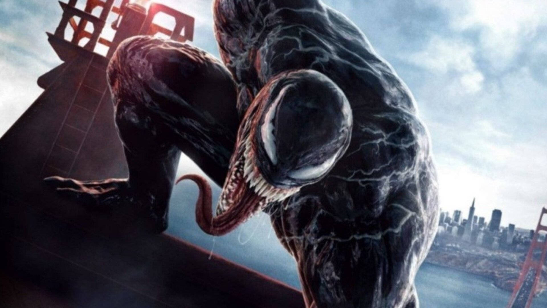 Be 桌布 壁紙 — Venom 蹲在橋的欄杆上，俯瞰城市景觀，背後是戲劇性的天空。