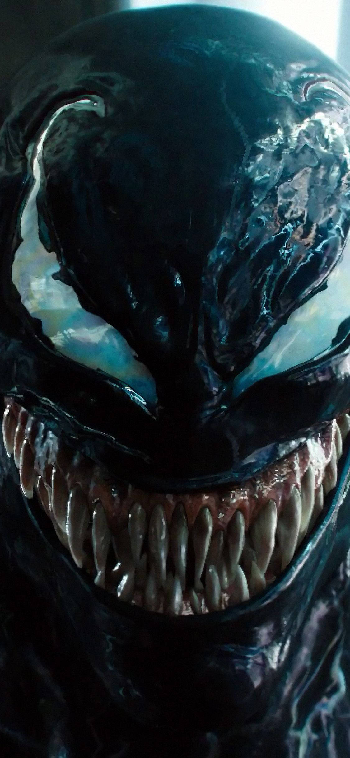 猛毒 桌布 壁紙 — Venom 黑色光滑共生體臉部的威脅性特寫，帶有鋒利牙齒和發光的白色眼睛。