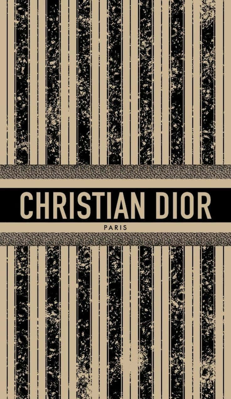  壁紙 — 垂直米色和黑色條紋壁紙，帶有紋理顆粒和粗體白色 'CHRISTIAN DIOR PARIS' 文字。