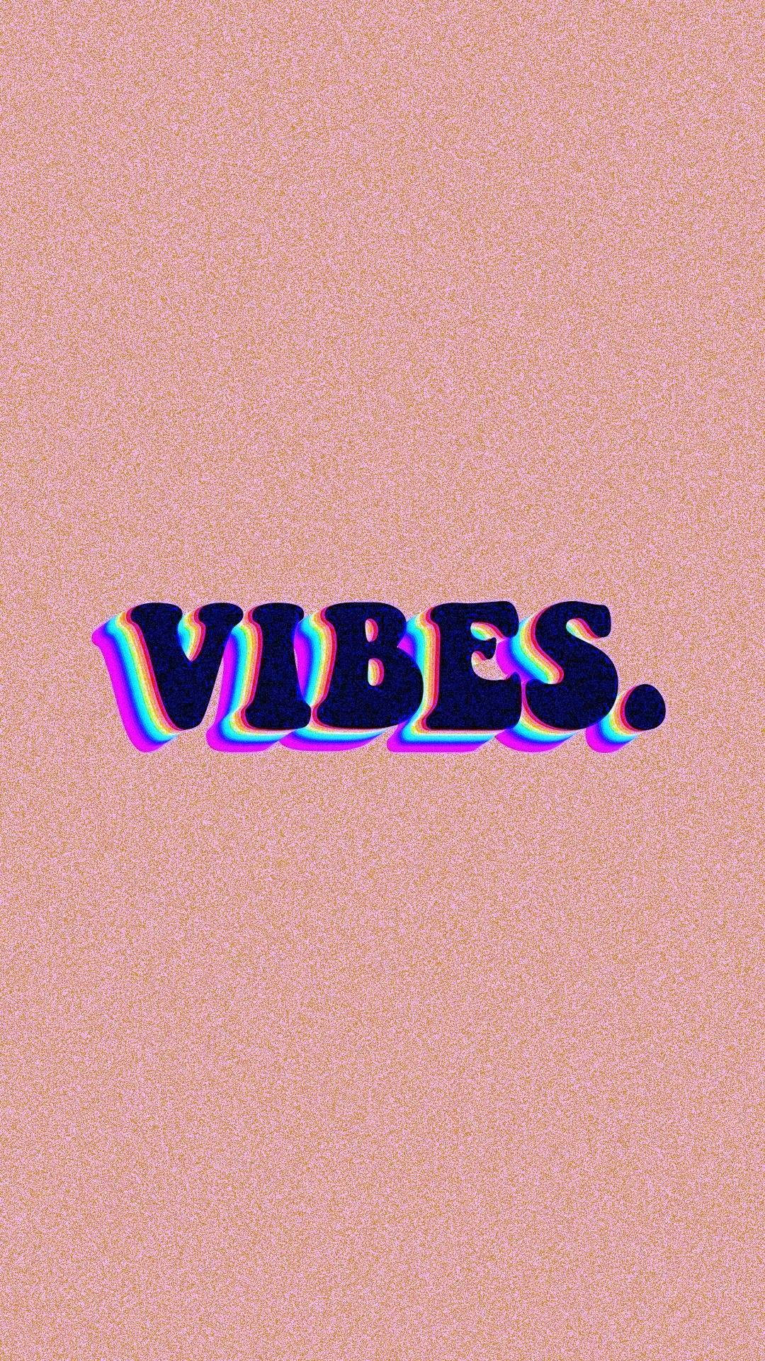 Vibes 桌布 壁紙 — 「VIBES.」一詞在帶有紋理的粉紅色背景上發出彩虹色差的光芒。