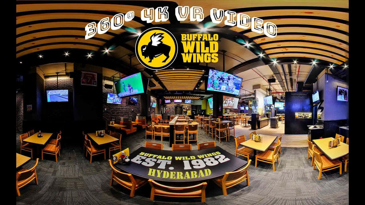 Buffalo Wild Wings 餐廳內部，設有體育電視和木桌 — 水牛城辣雞翅 壁紙