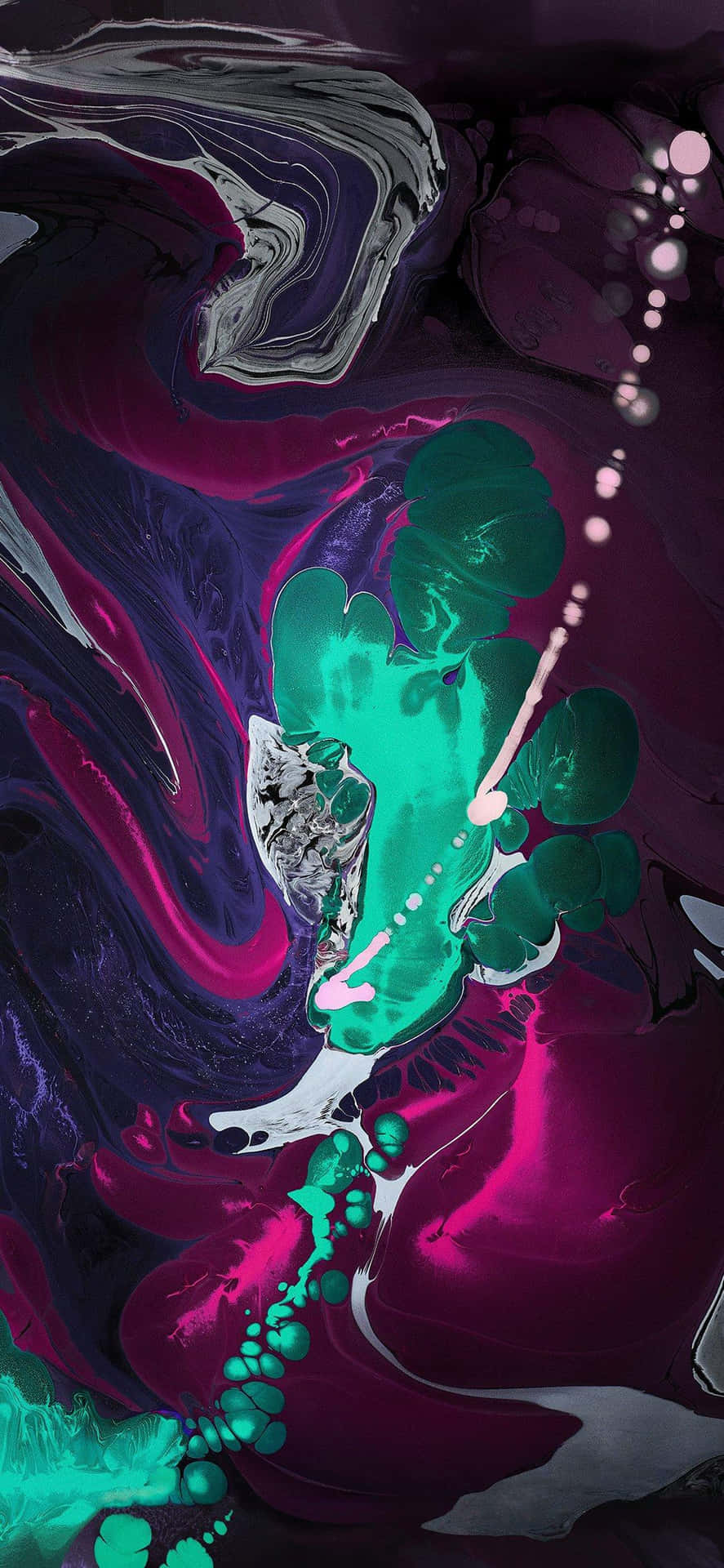  壁紙 — 充滿活力的抽象漩渦，由青綠色、洋紅色和銀色顏料在深紫色背景上動態流動。