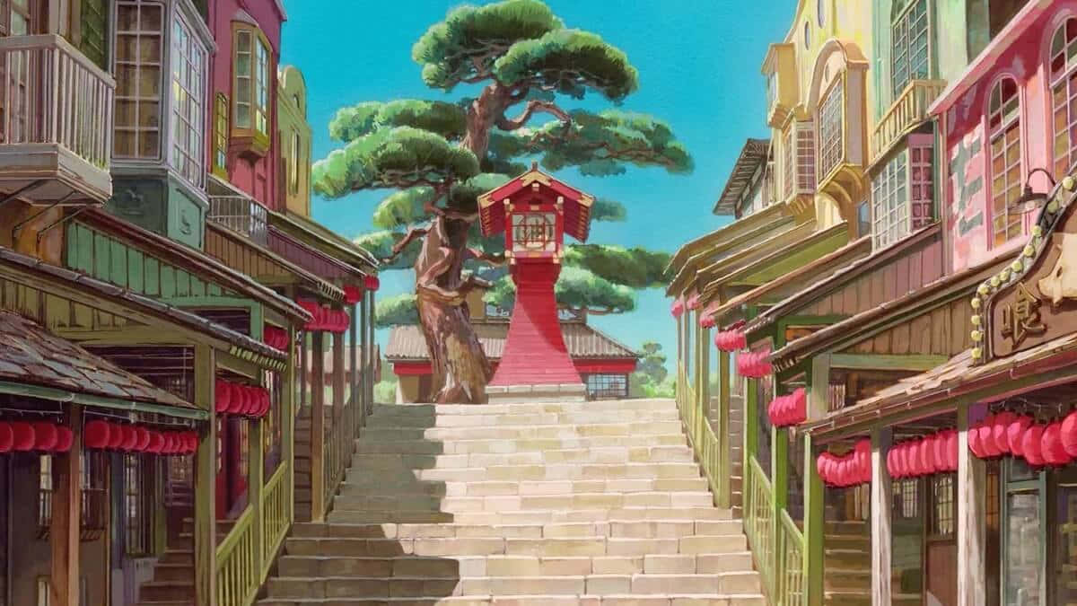  壁紙 — 一條充滿活力的動漫街道，色彩繽紛的建築物兩旁排列著石階，通往一棵大綠樹下的紅色神社。