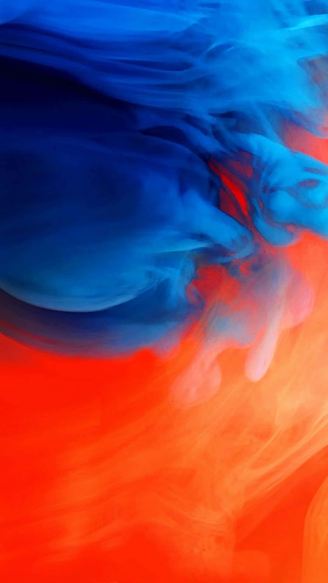Orange And Blue 桌布 壁紙 — 充滿活力的藍色和橙色墨水漩渦在水中動態融合，創造出大膽的抽象構圖。