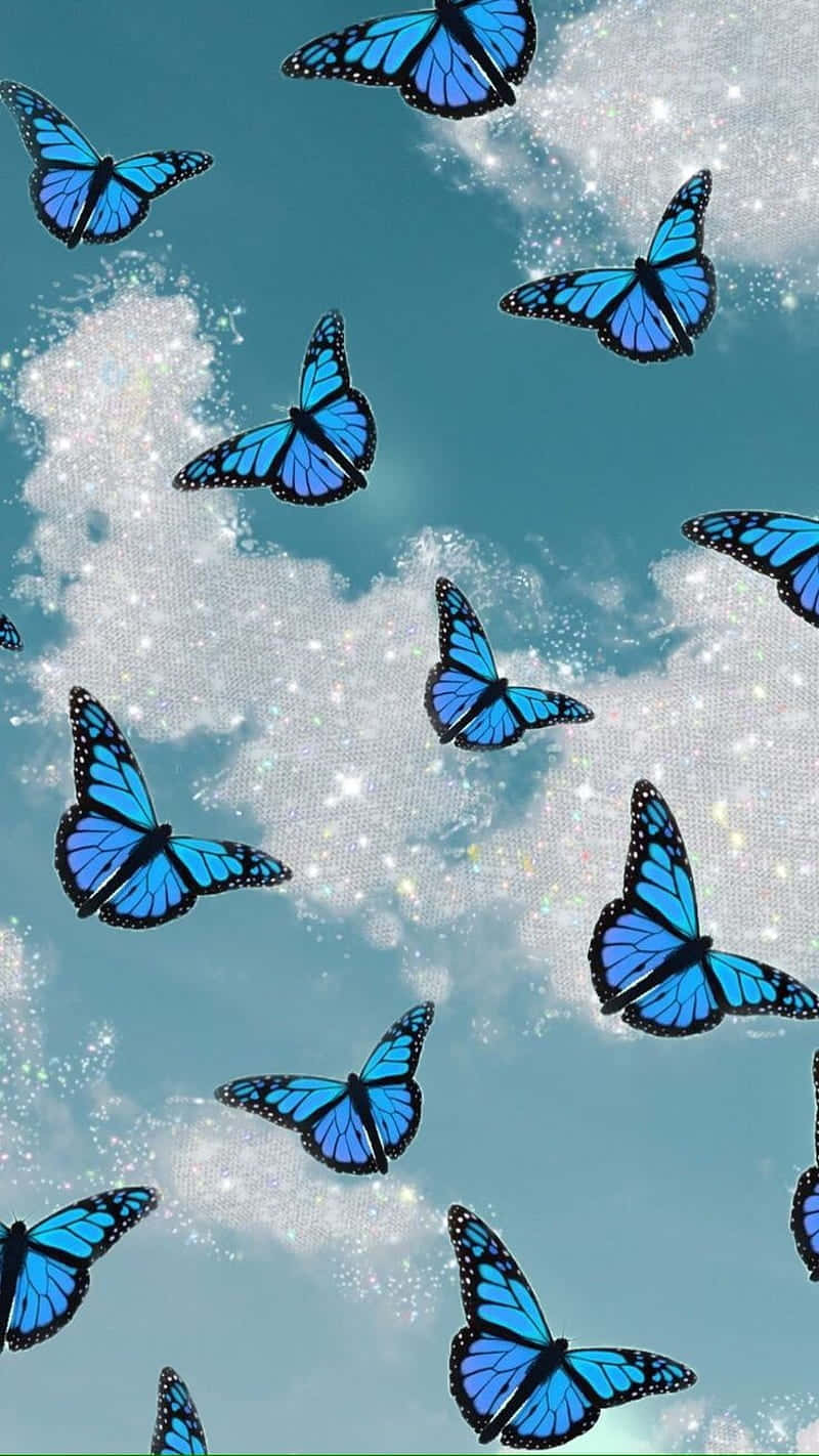  壁紙 — 鮮豔的藍色蝴蝶在閃爍的青綠色天空和蓬鬆的白雲中優雅地飛舞。