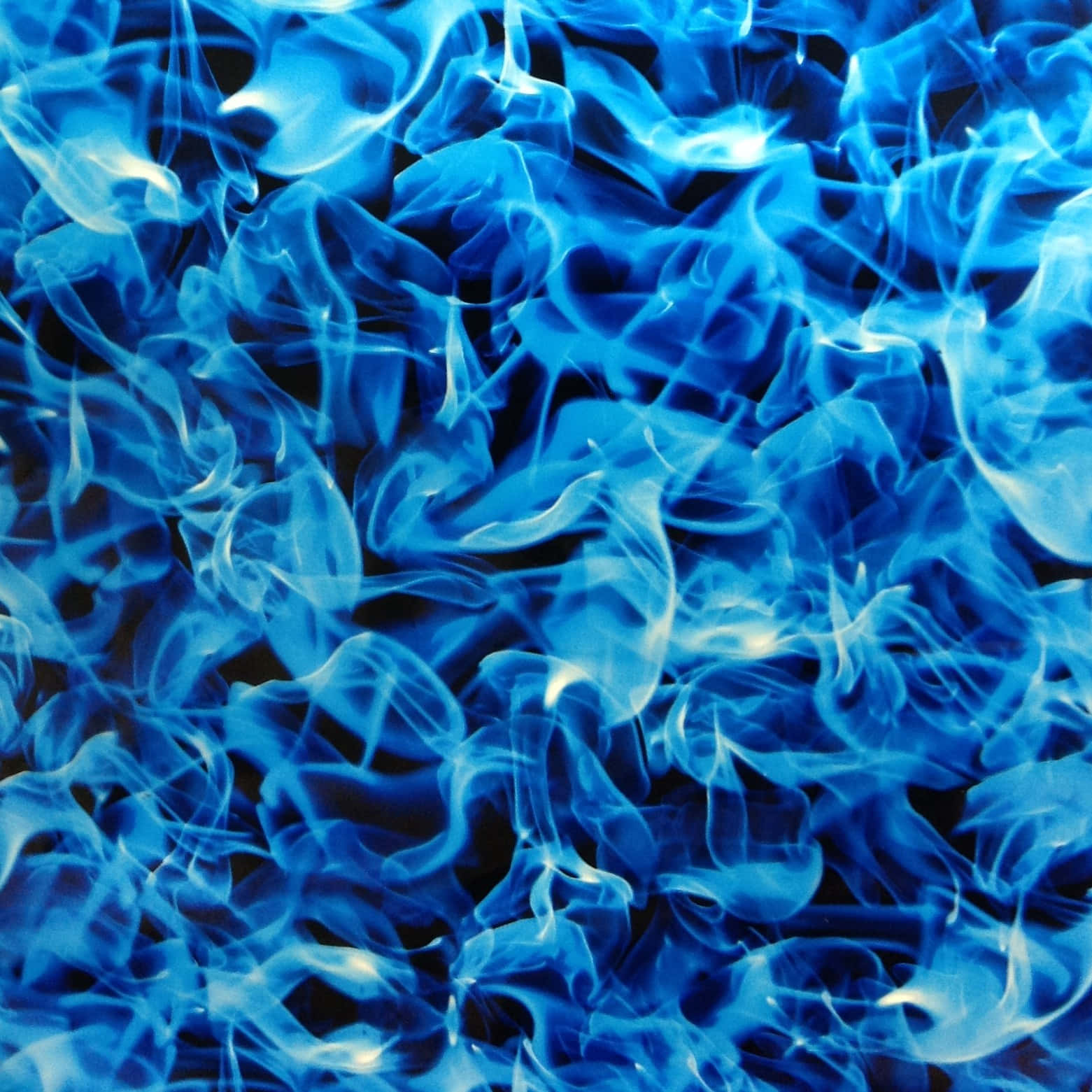 Smoke Blue 桌布 壁紙 — 充滿活力的藍色火焰在深色背景上扭曲和捲曲，形成動態的火熱圖案。