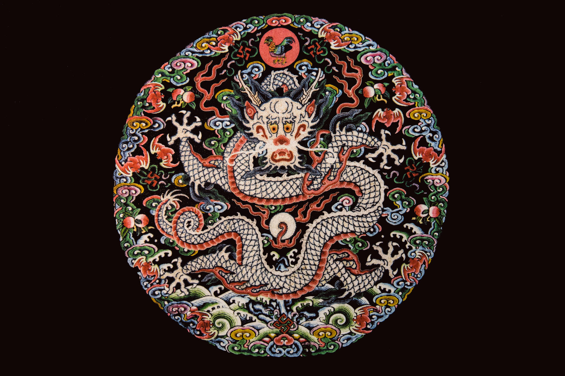 圓形刺繡藝術品，白龍被色彩繽紛的神話生物包圍。 — 中國龍 壁紙