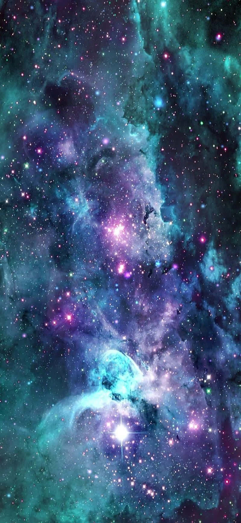  壁紙 — 一個充滿活力的宇宙星雲在黑暗虛空中旋轉著青綠色、紫色和粉紅色的星星。