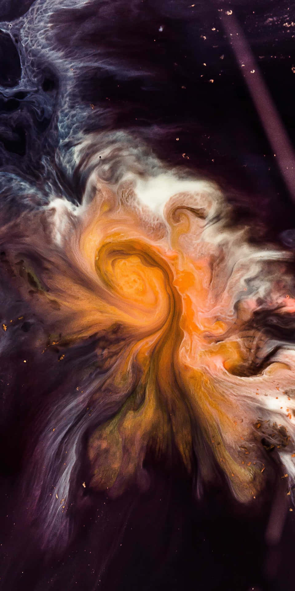 充滿活力的宇宙星雲，在繁星點點的黑暗背景下，有旋轉的橙色和紫色雲層。 — iPhone X 壁紙