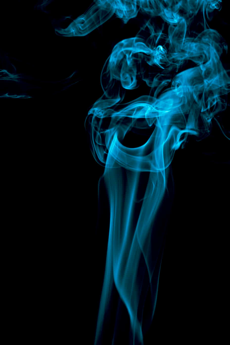  壁紙 — 充滿活力的電光藍色煙霧在純黑色背景上優雅地旋轉，營造出空靈而神秘的氛圍。
