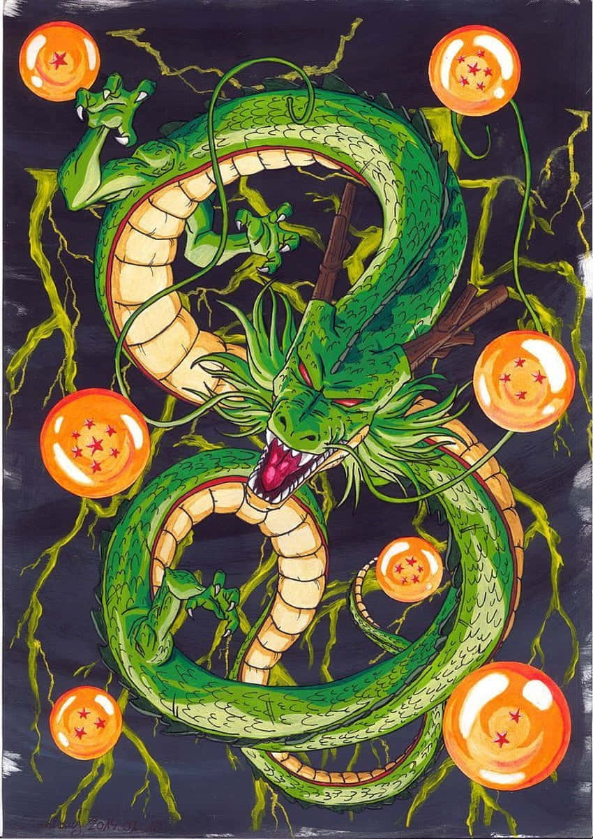  壁紙 — 一條充滿活力的綠色龍動態地纏繞著七顆帶有星星的發光橙色球體，背景是黑暗且帶有劈啪作響的能量。