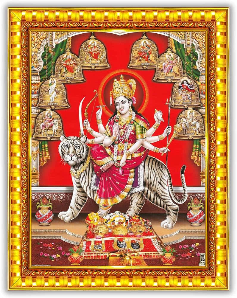  壁紙 — 一幅充滿活力的插圖，描繪了印度教女神杜爾迦（Durga）有十隻手臂騎著老虎，周圍環繞著金色鈴鐺和神聖符號。