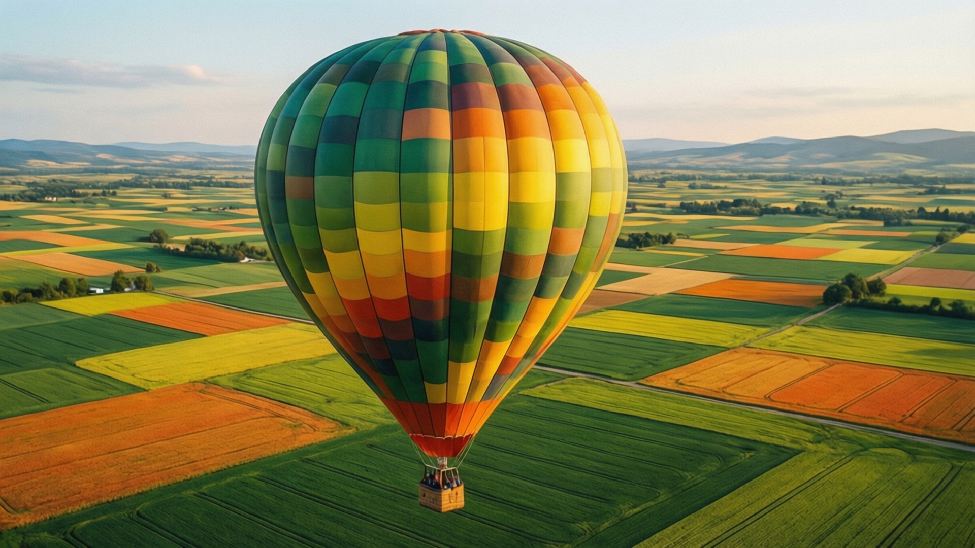 Balloon Fields Poly 壁紙 — 一個充滿活力的多色熱氣球漂浮在綠色和橙色農田的拼布圖案上，天空柔和。