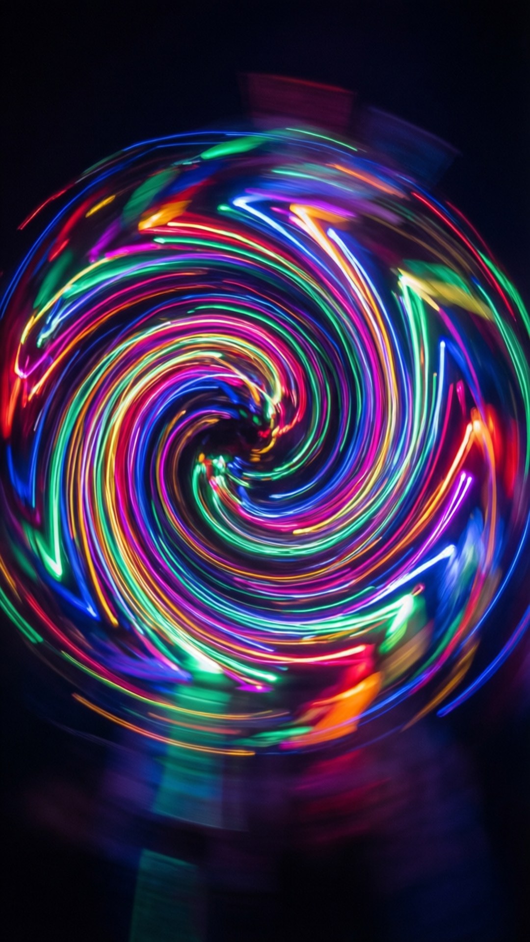 Neon Vortex 壁紙 — 充滿活力的霓虹燈光軌跡在漆黑背景下向內盤旋，形成迷人的漩渦。