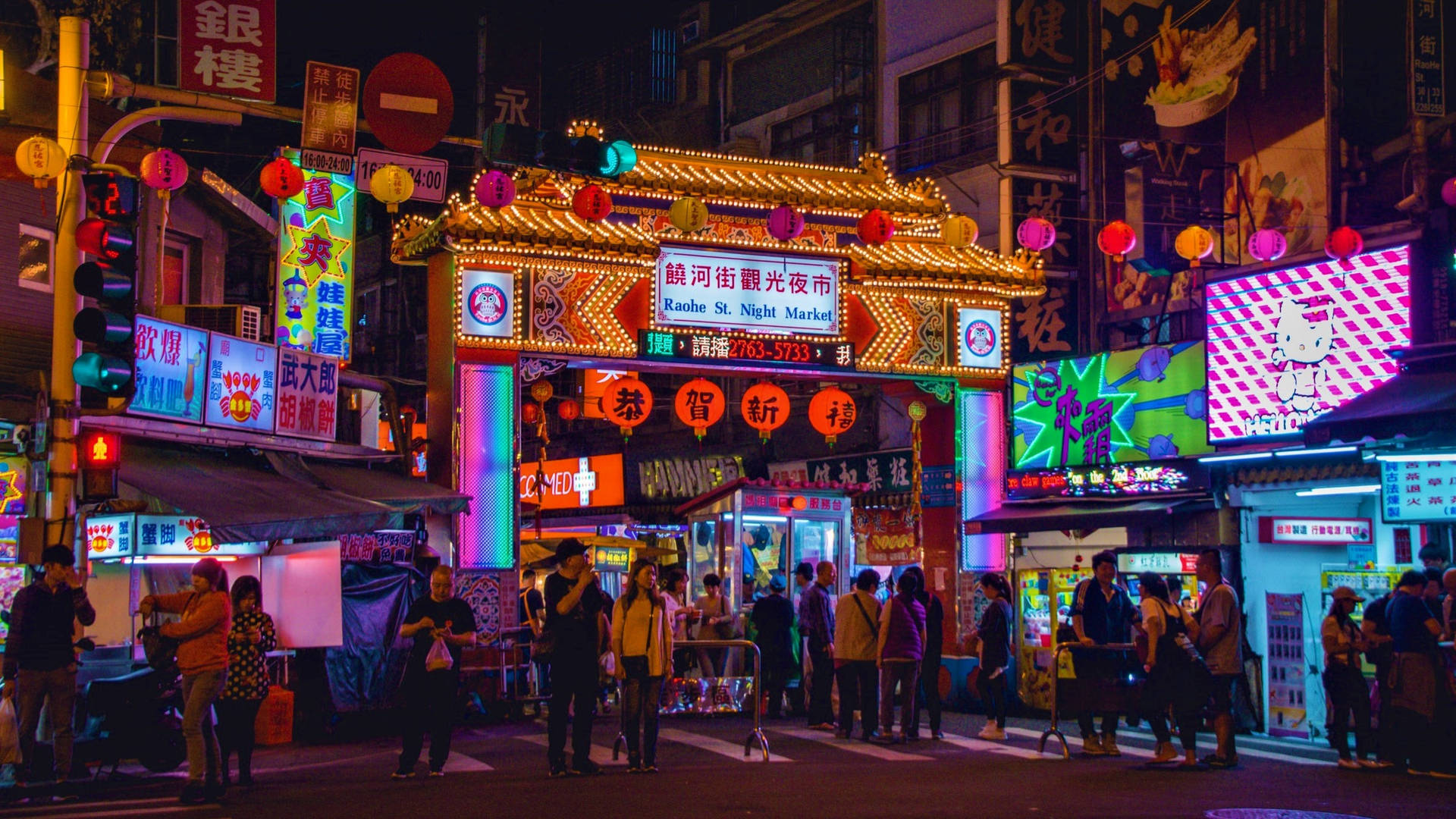夜市街道，霓虹招牌和人群。 — 台北 壁紙