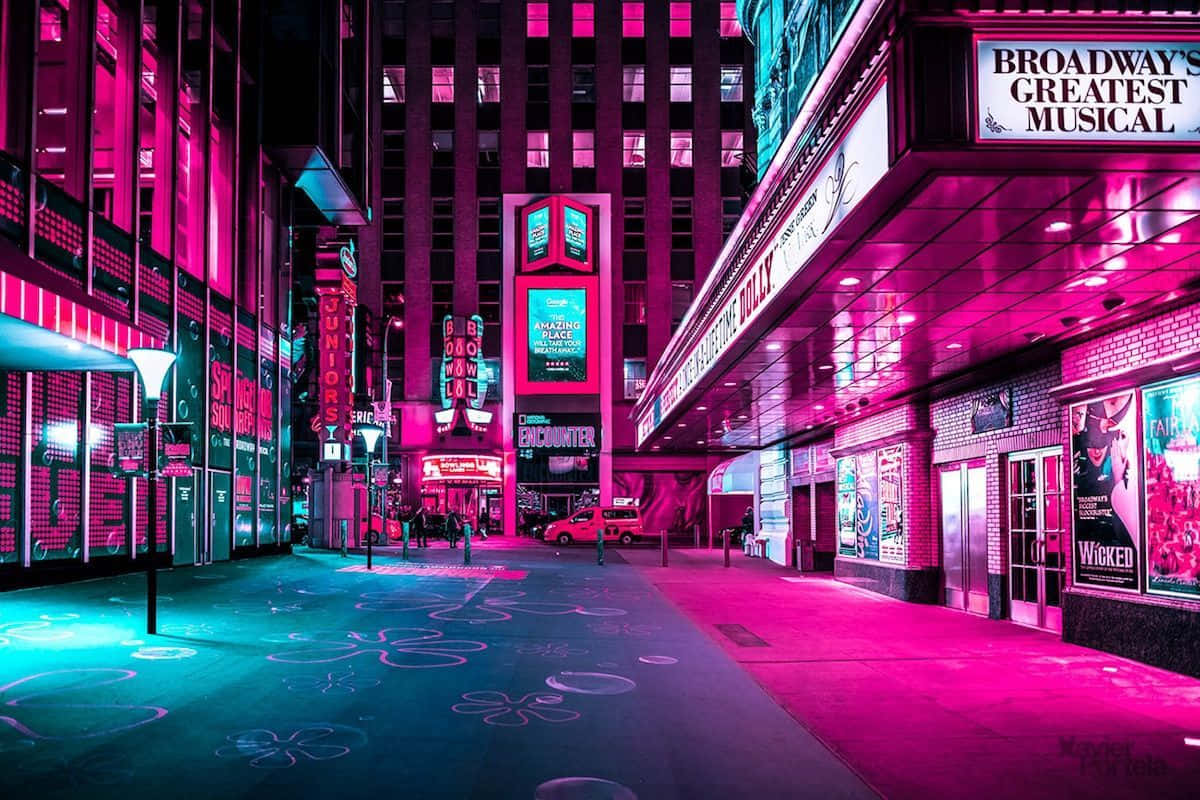 夜晚霓虹燈照亮百老匯劇院街道，閃爍的標誌和反光的人行道。 — 日式粉紅 壁紙