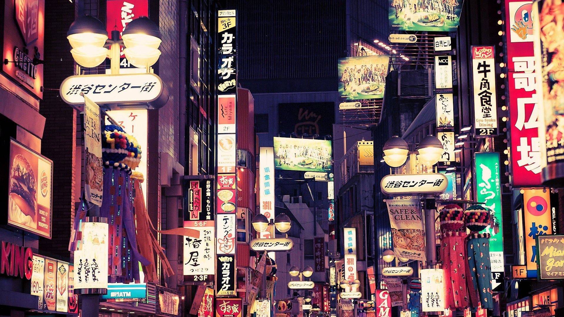 夜晚的東京小巷，被發光的霓虹燈招牌和燈籠照亮。 — 東京 壁紙