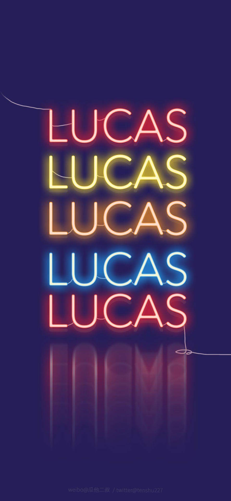 霓虹燈牌在紫色牆壁上以紅、黃、藍色光芒拼出Lucas。 — K Pop 壁紙