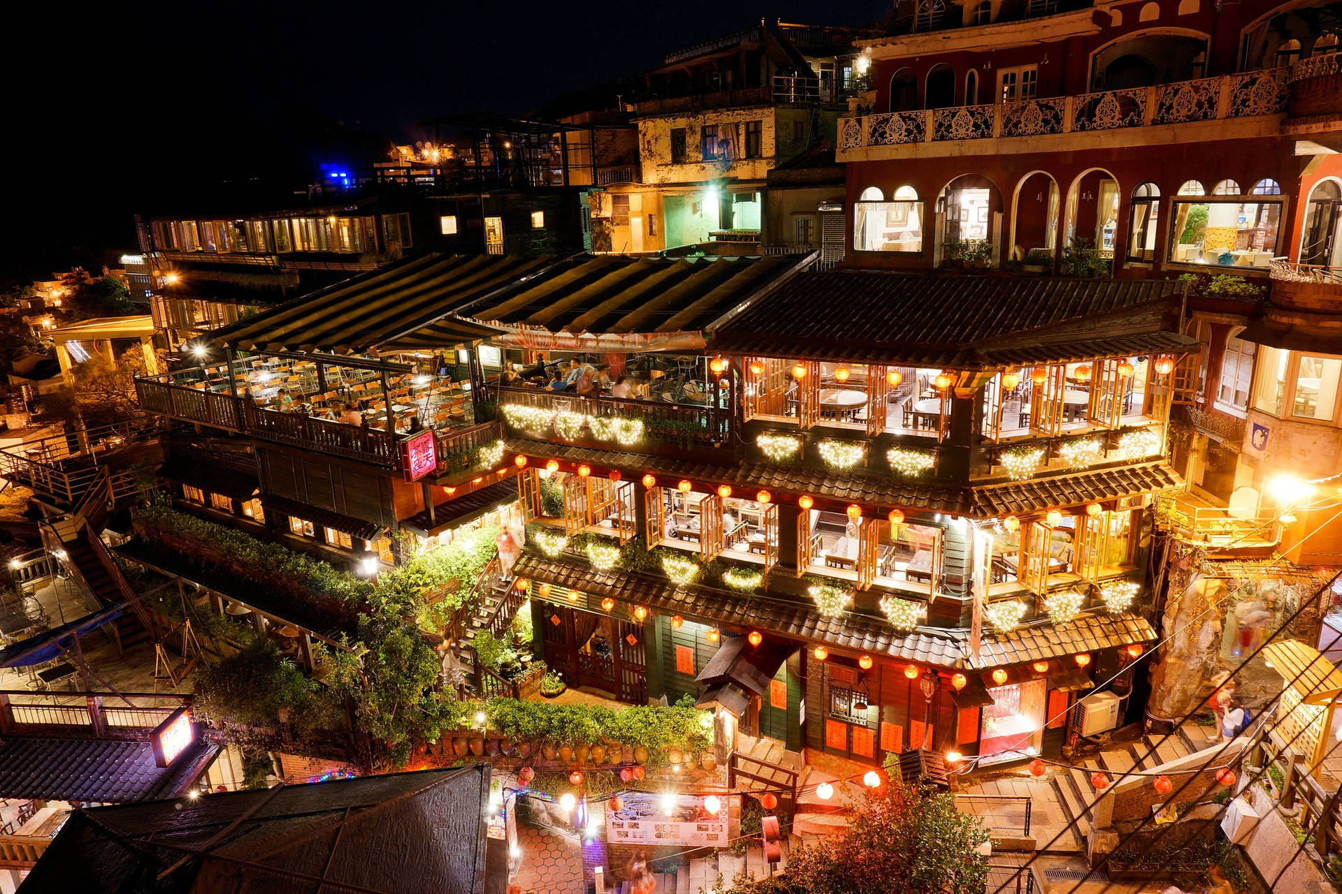山坡餐廳的夜景，帶有發光的燈光和露台。 — 台灣 壁紙