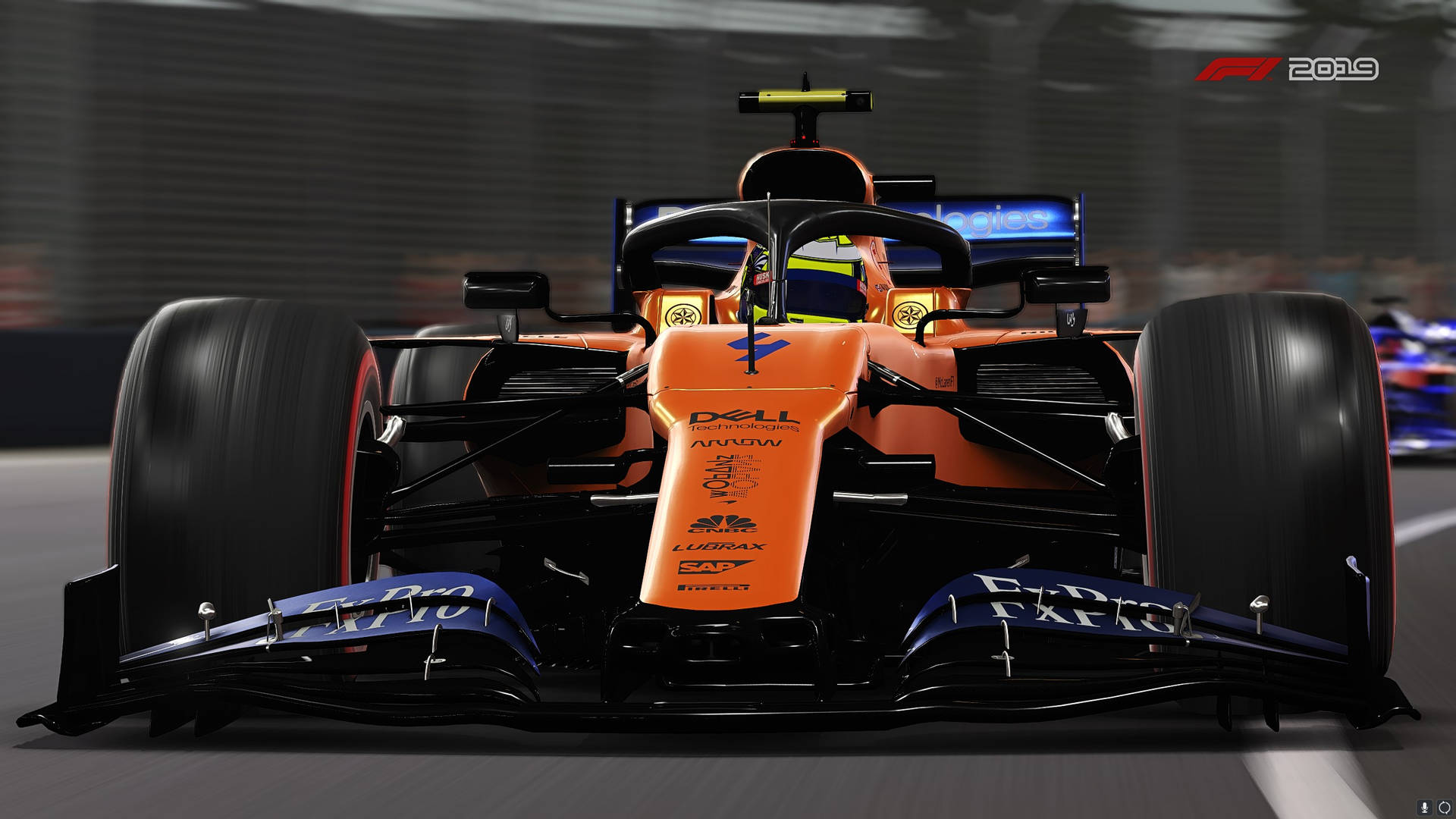 橙色和黑色一級方程式賽車在賽道上疾馳，背景模糊。 — F1 2019 壁紙 壁紙