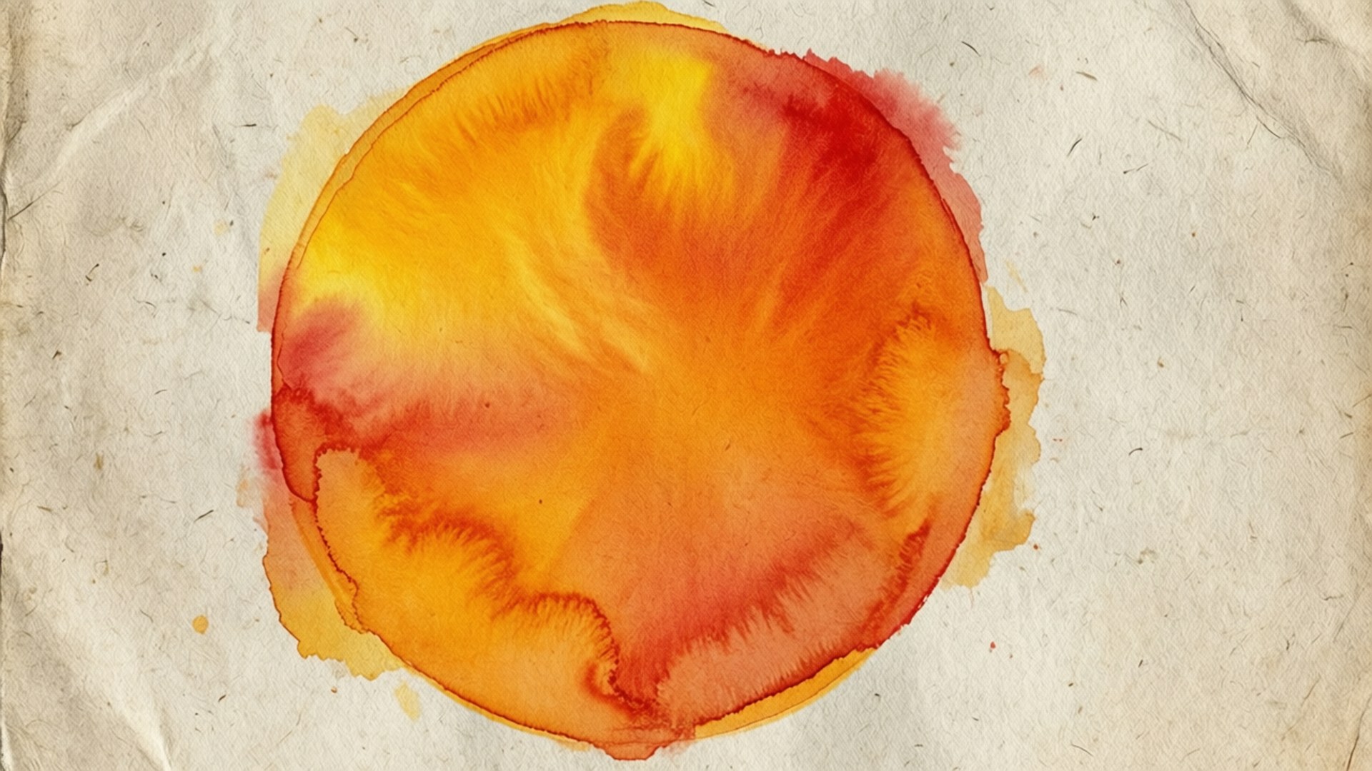 Watercolor Orange Wash 壁紙 — 一個充滿活力的橙色和黃色水彩圓圈在帶有可見摺痕和纖維的紋理米色紙張上柔和地暈開。