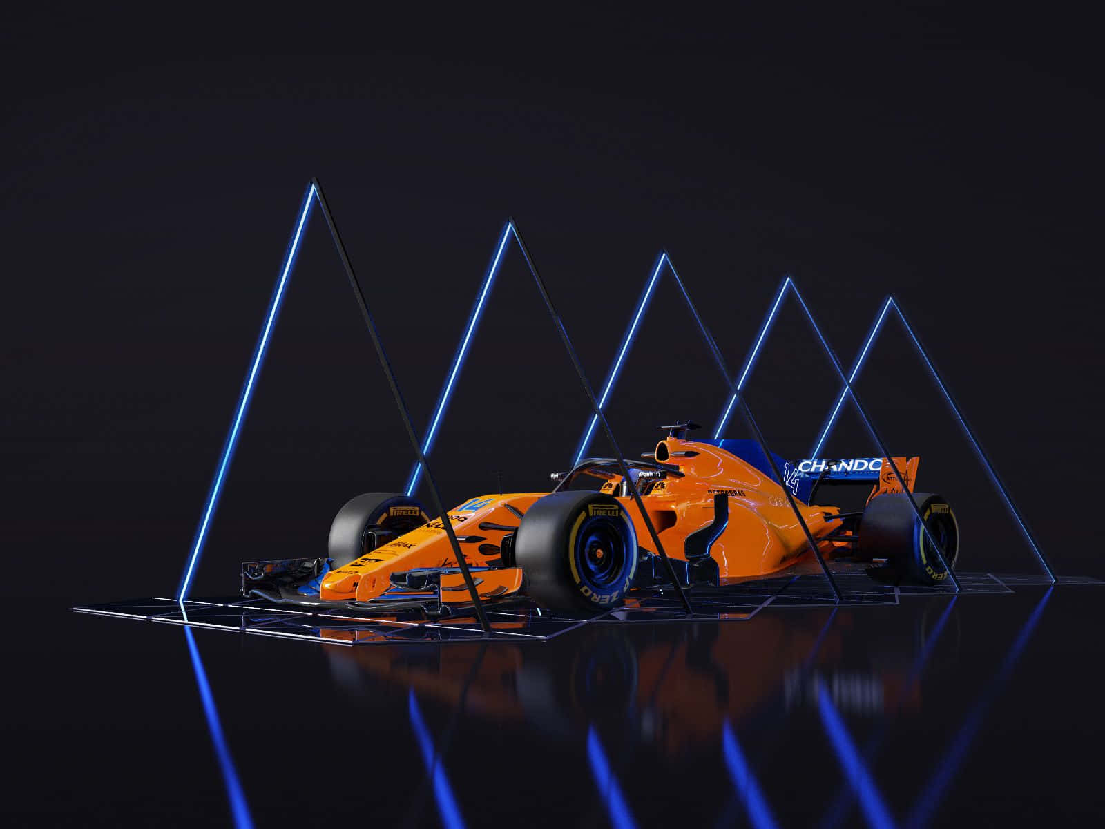 Mclaren F1 桌布 壁紙 — 一輛充滿活力的橙色一級方程式賽車在黑暗工作室中，在藍色霓虹三角燈光下，在反光的黑色地板上發光。