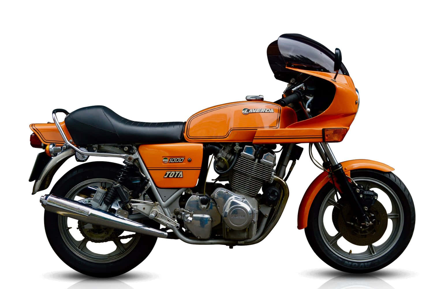  壁紙 — 一輛充滿活力的橙色Laverda 1000 Jota摩托車，帶有鍍鉻裝飾和黑色座椅，在白色背景下的工作室側面展示。