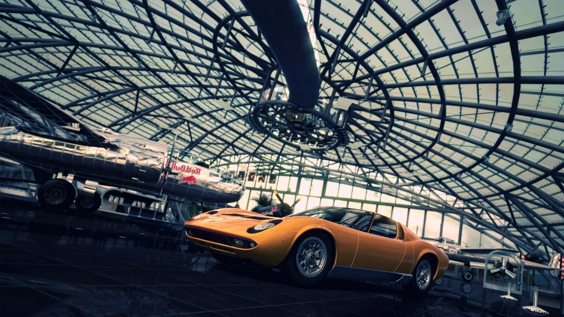 Lamborghini Miura 桌布 壁紙 — 一輛充滿活力的橙色復古跑車在現代博物館的廣闊玻璃穹頂天花板下，在一架時尚飛機旁邊閃閃發光。