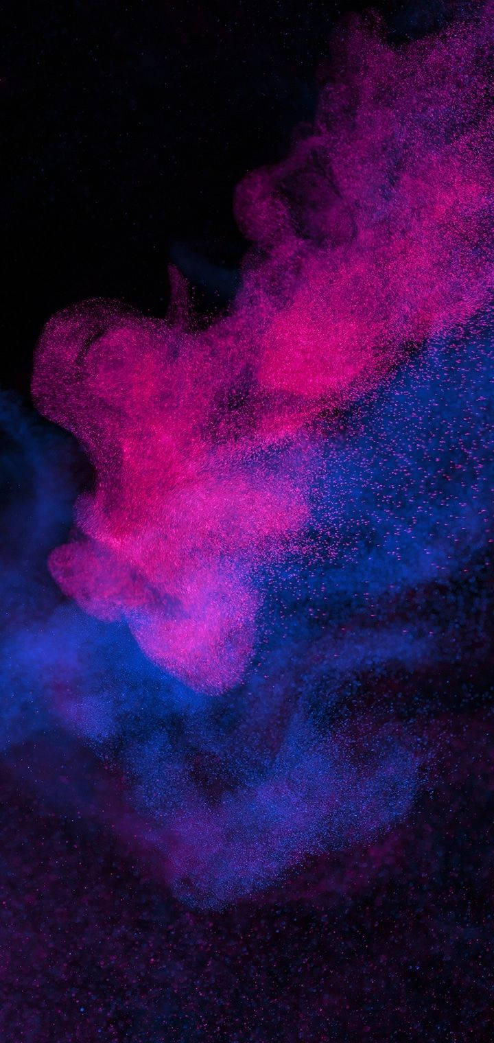 在黑色宇宙背景下，粉紅色和藍色粉末顆粒的動態漩渦。 — Realme 壁紙 壁紙
