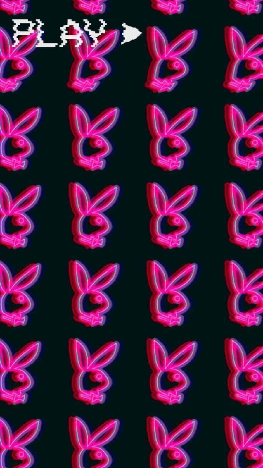  壁紙 — 鮮豔的粉紅色霓虹燈Playboy兔子標誌在深色背景上以網格重複，左上角有一個像素化的播放按鈕。