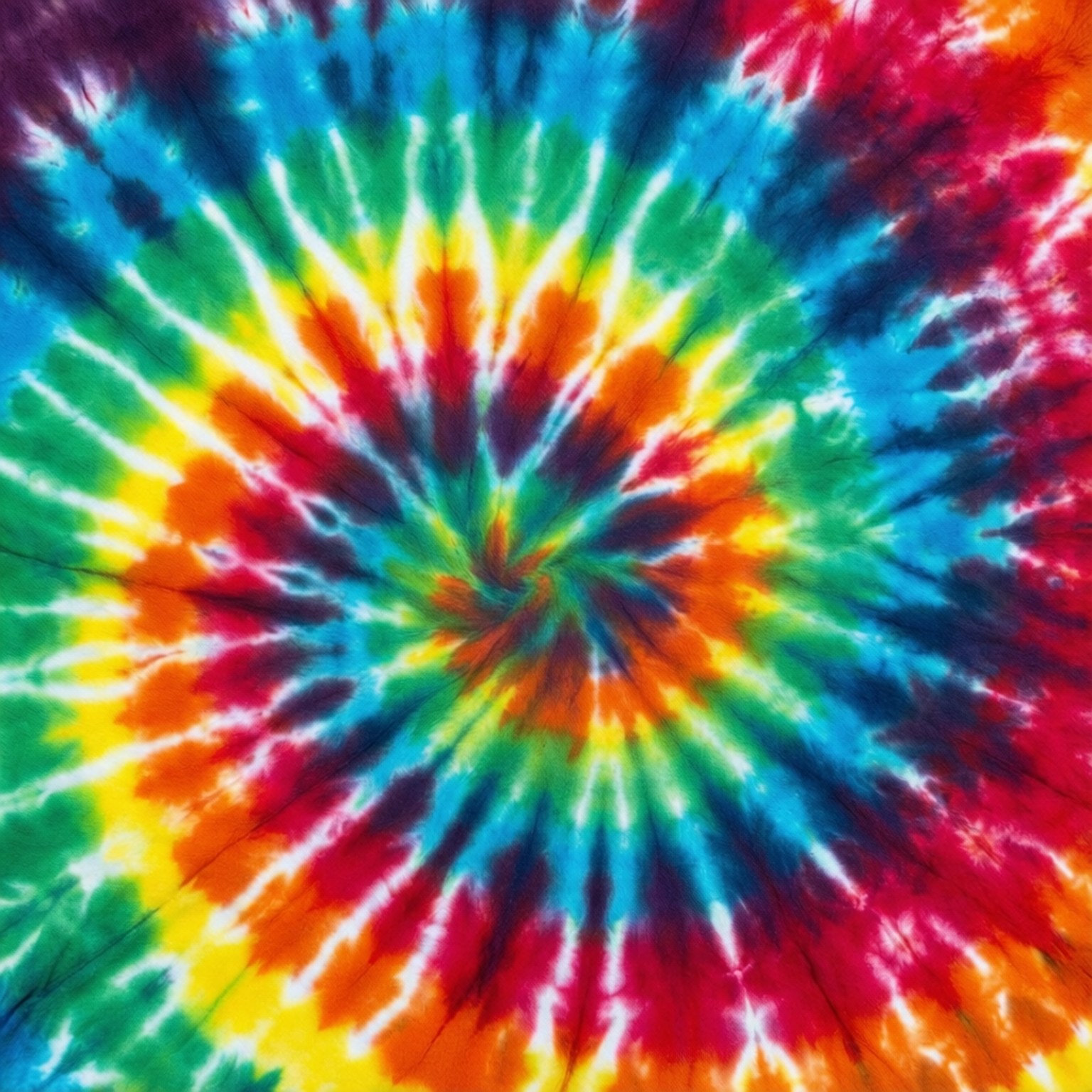 Classic Spiral Tie Dye 壁紙 — 充滿活力的迷幻紮染漩渦從中心散發，帶有鮮豔的彩虹色調和白色條紋。